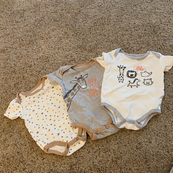 NWOT 👶🏼 Bundle Of 3 Onesies - Picture 6 of 7